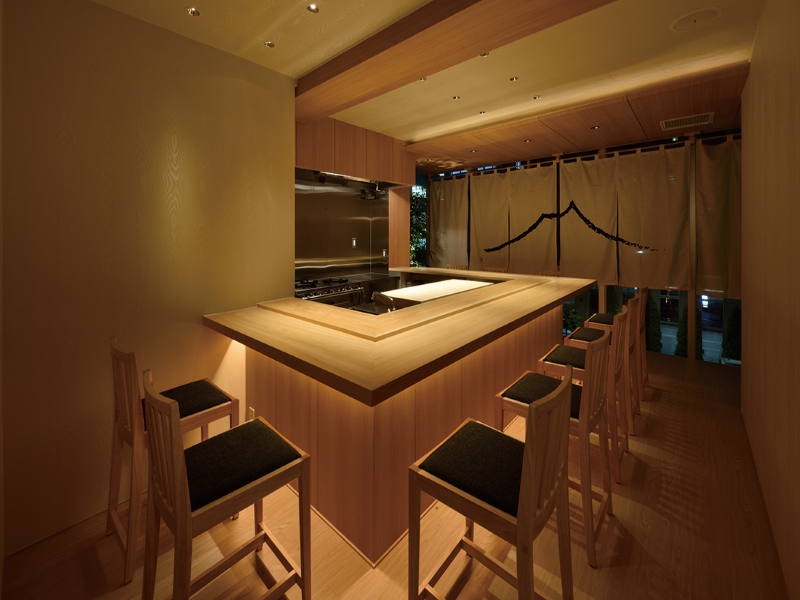 寿司屋カウンターと暖簾のデザイン