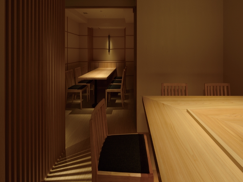 寿司店のカウンター席の白木デザイン