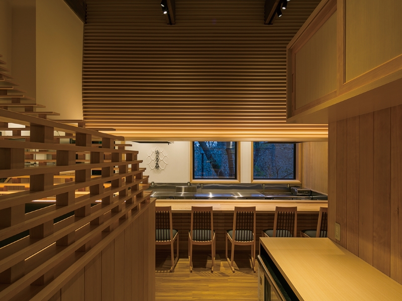 高級和食店の内観と木材を使用した店舗デザイン
